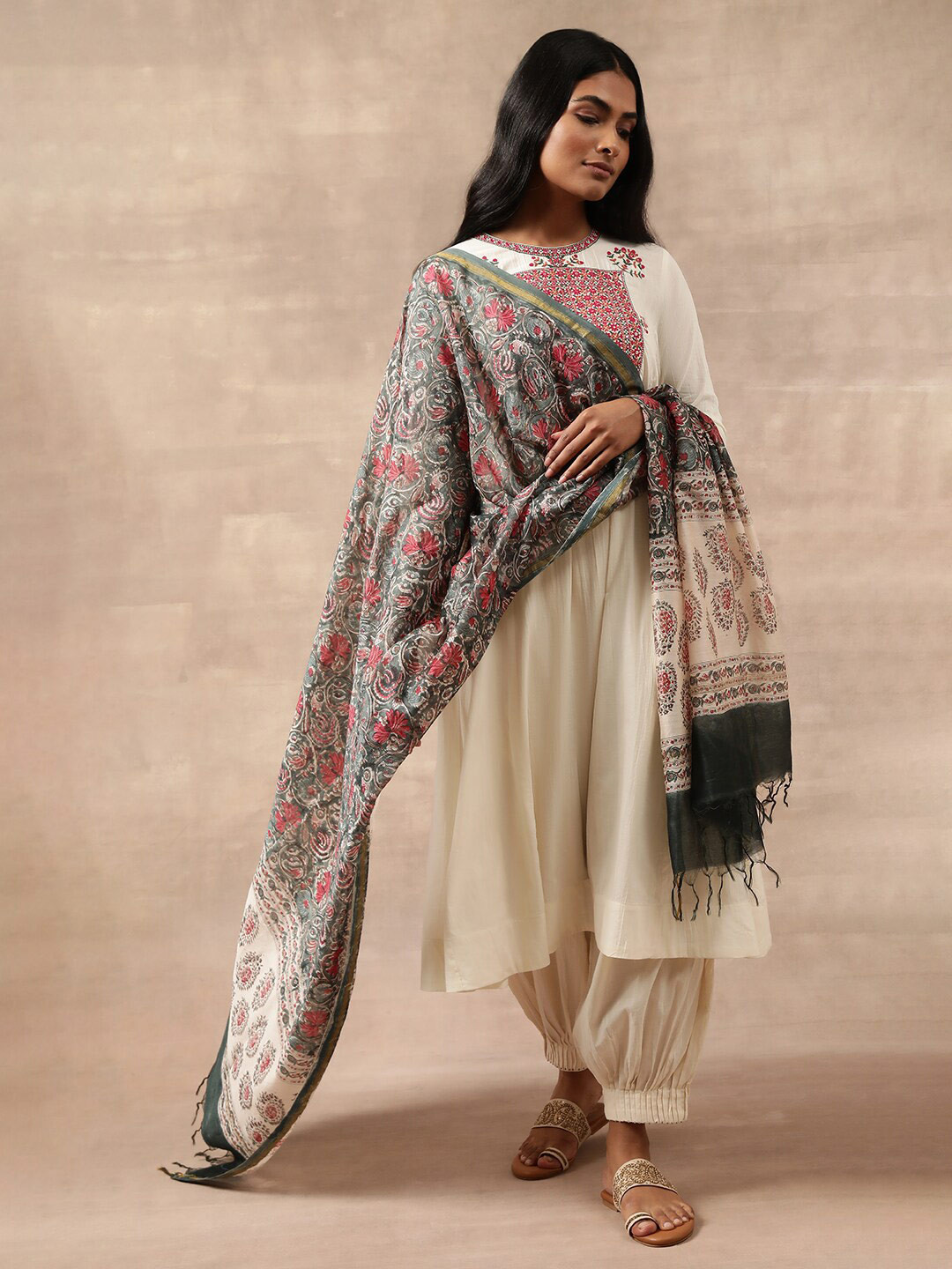 W Green & Cream-Coloured Floral Printed Zari Details Dupatta
