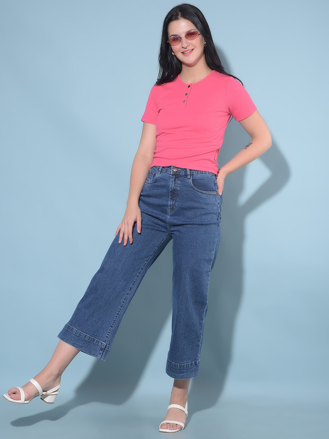 Crimsoune Club Women Comfort Mildly Distressed Stretchable Cropped Jeans