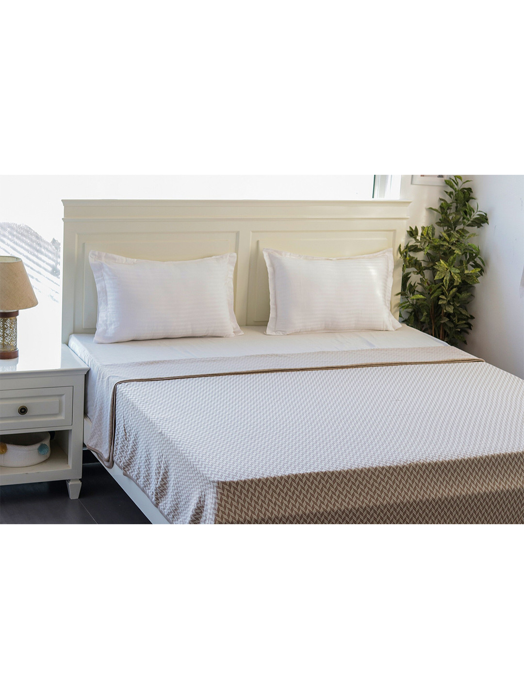 Pluchi Eleanor Beige & White Geometric Printed AC Room 150 GSM Cotton Double Bed Dohar