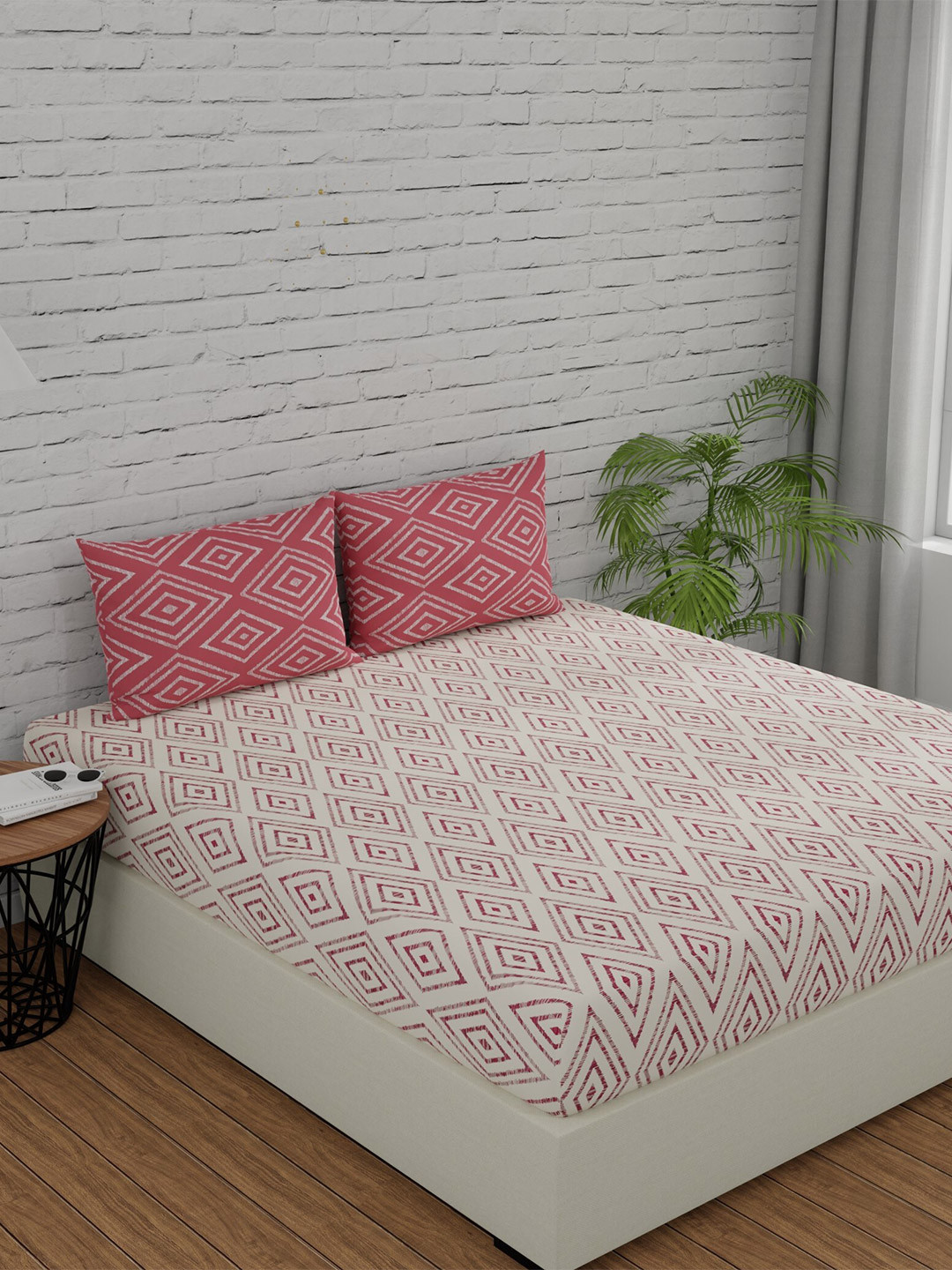 Huesland Comfort White & Peach Geometric 144 TC Cotton King Bedsheet & 2 Pillow Covers