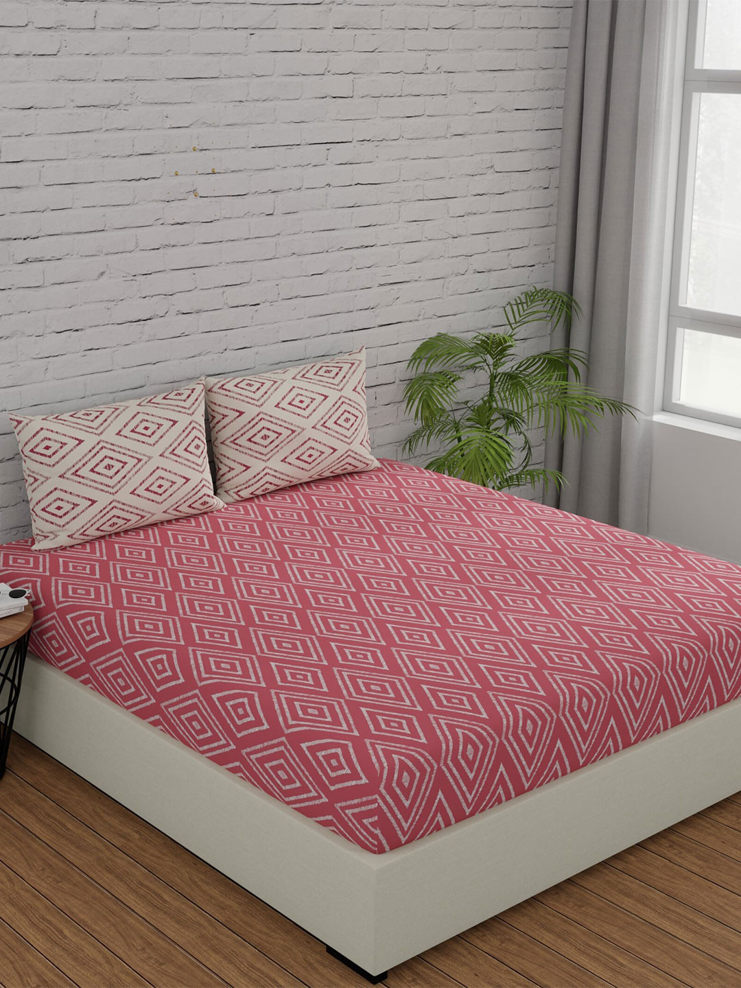 Huesland Comfort Peach & White Geometric 144 TC Cotton Queen Bedsheet & 2 Pillow Covers