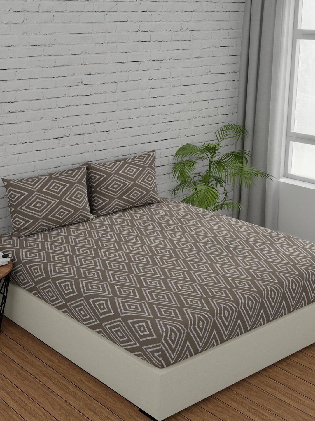 Huesland Comfort Taupe & White Printed 144 TC Cotton Queen Bedsheet & 2 Pillow Covers