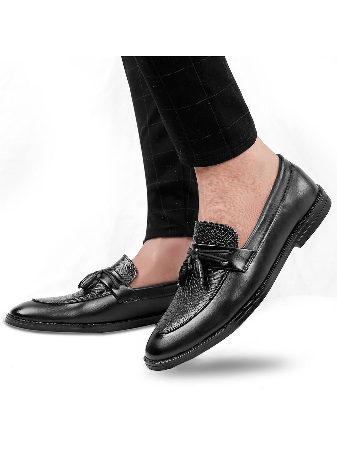 Bxxy Men Textured Tassel Loafers