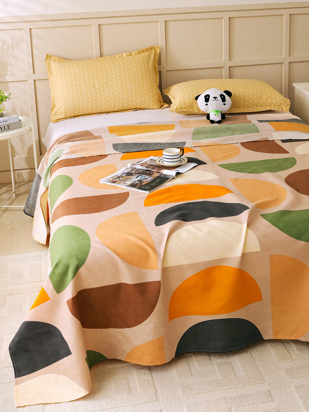 Story@home Arena Cream Geometric Polyester 180 TC Queen Fine Bedsheet with 2 Pillow Covers-89 x 98 inches