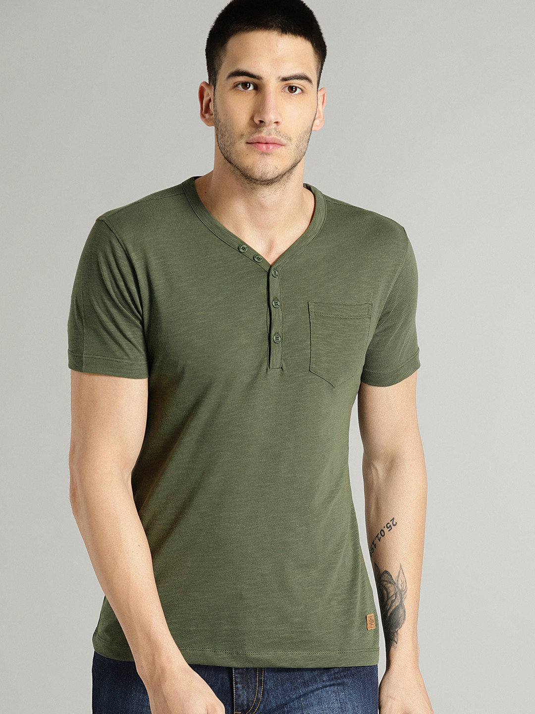 Roadster Men Green Solid Henley Neck 