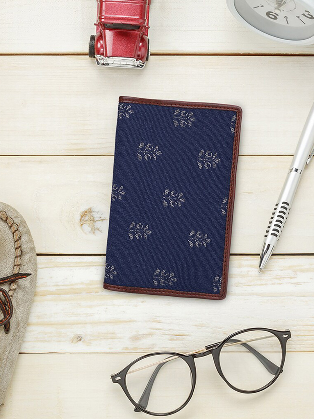 THE CLOWNFISH Glamour Fold Women Floral Printed Leather Passport Holder