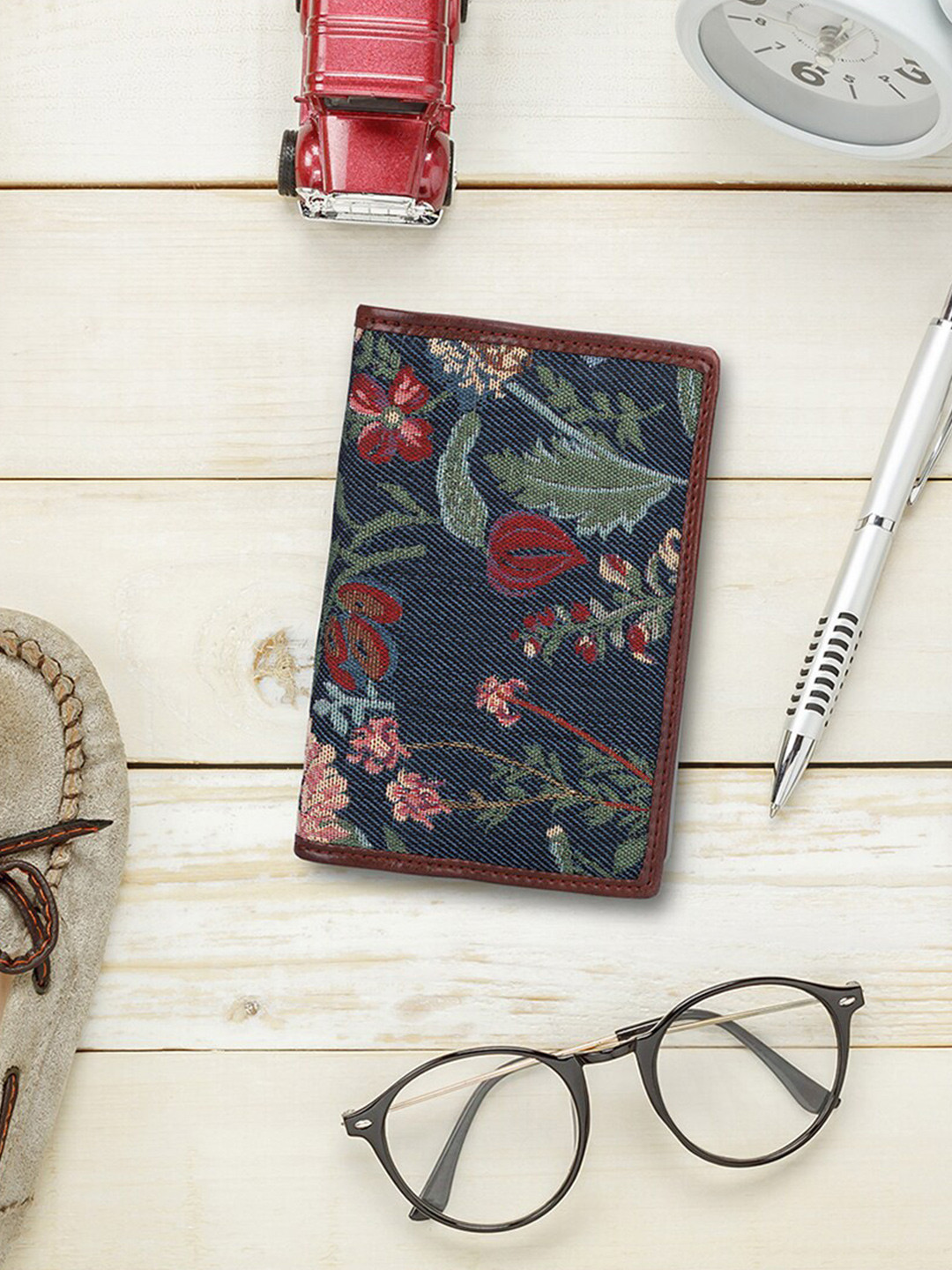 THE CLOWNFISH Glamour Fold Women Floral Printed Lightweight Leather Passport Holder