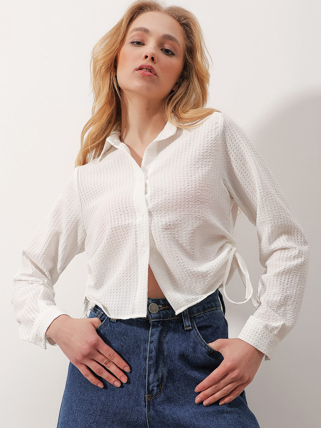Trend Alacati stili Self Design Shirt Style Ruched Crop top