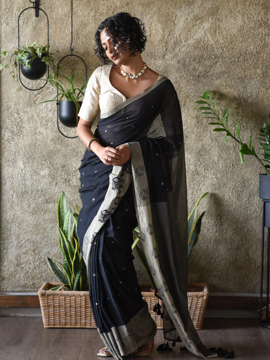 Suta Black & White Woven Design Pure Cotton Saree