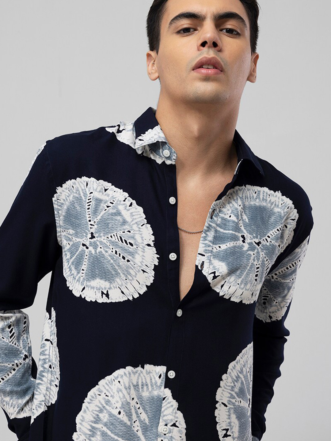 Snitch Navy Blue & Off White Slim Fit Abstract Printed Casual Shirt