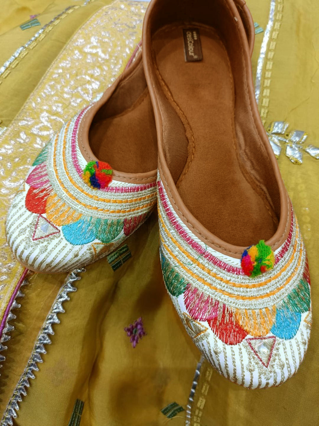 DESI COLOUR Embroidered Ethnic Mojaris