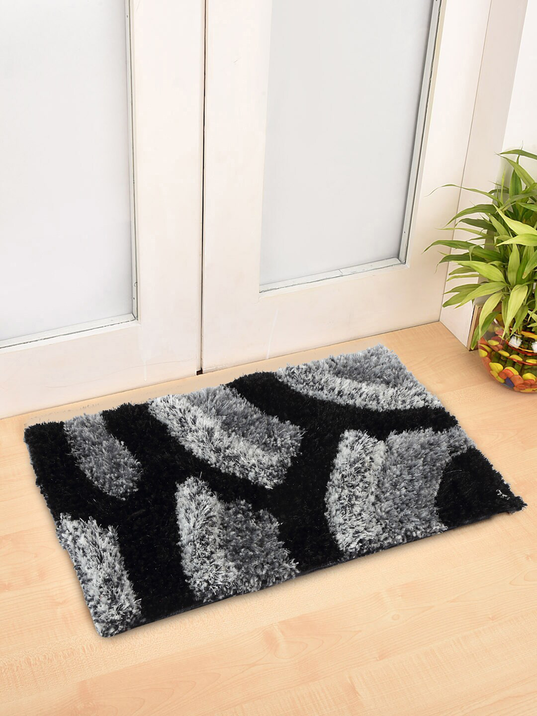 FABINALIV Black & Grey Geometric Rectangular Shaped Anti Skid Doormat
