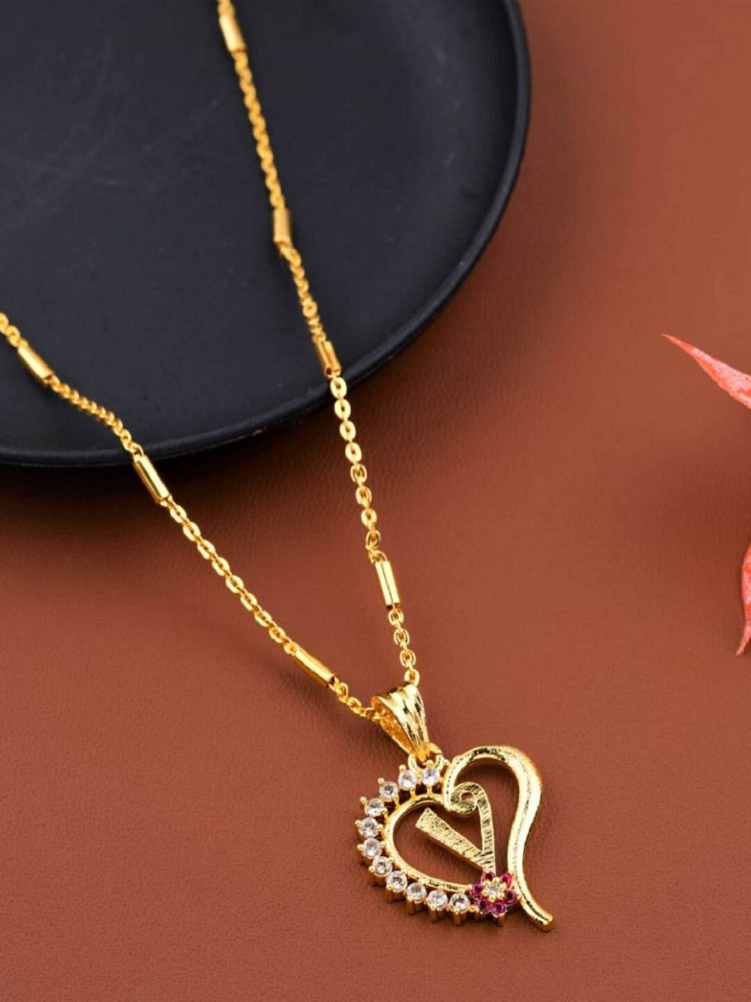 JEWEL WORLD Gold-Plated Letter V Necklace