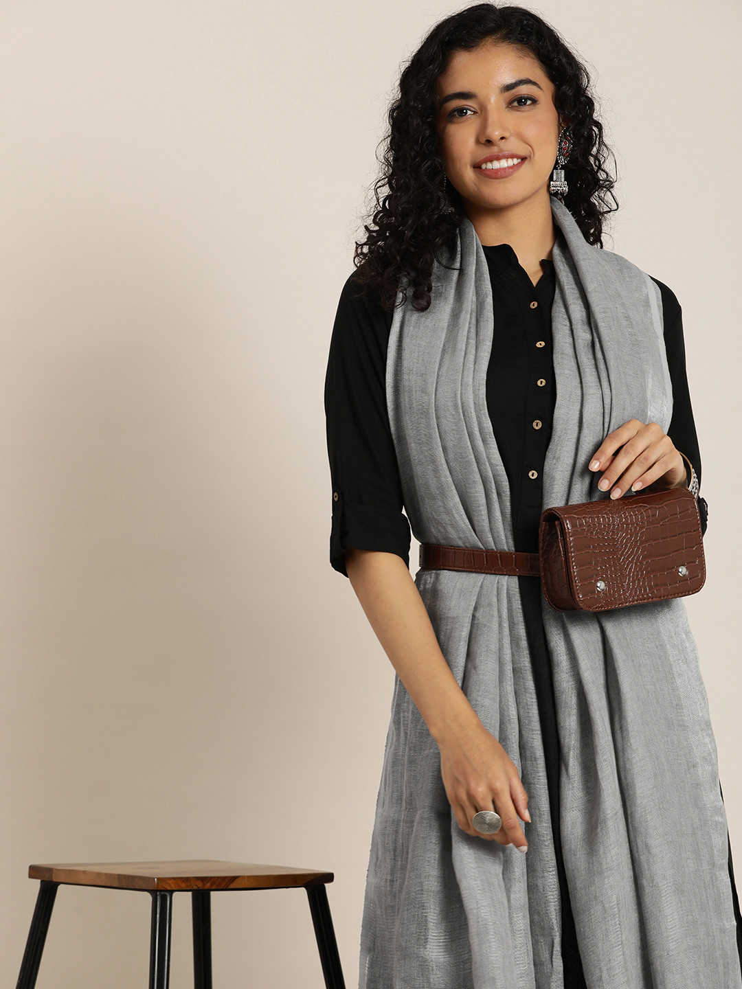 Taavi Linen Dupatta with Zari Details