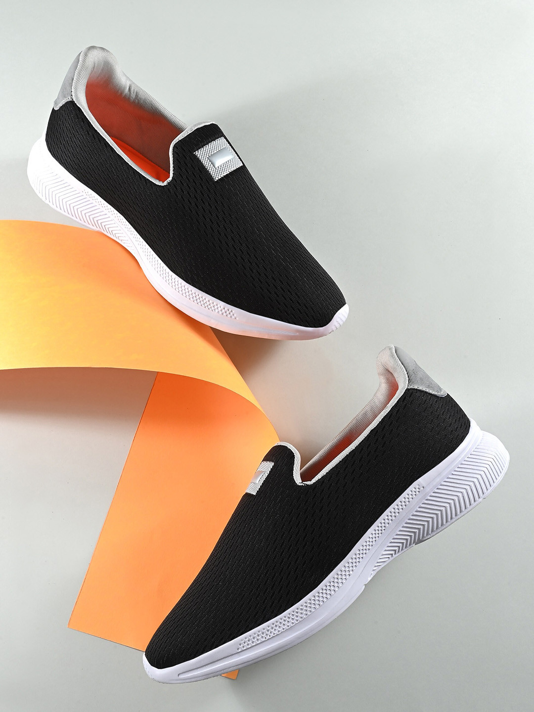 The Roadster Lifestyle Co. Men Black And White Air Max Technology Running Shoes