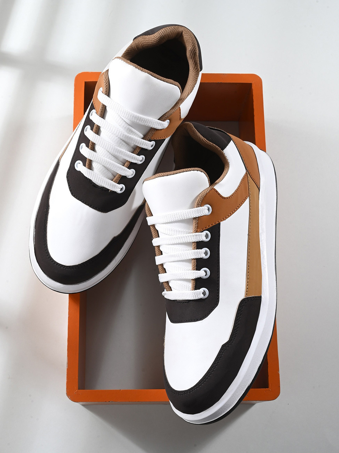 The Roadster Lifestyle Co. Men White & Brown Colourblocked Lightweight Comfort Sneakers