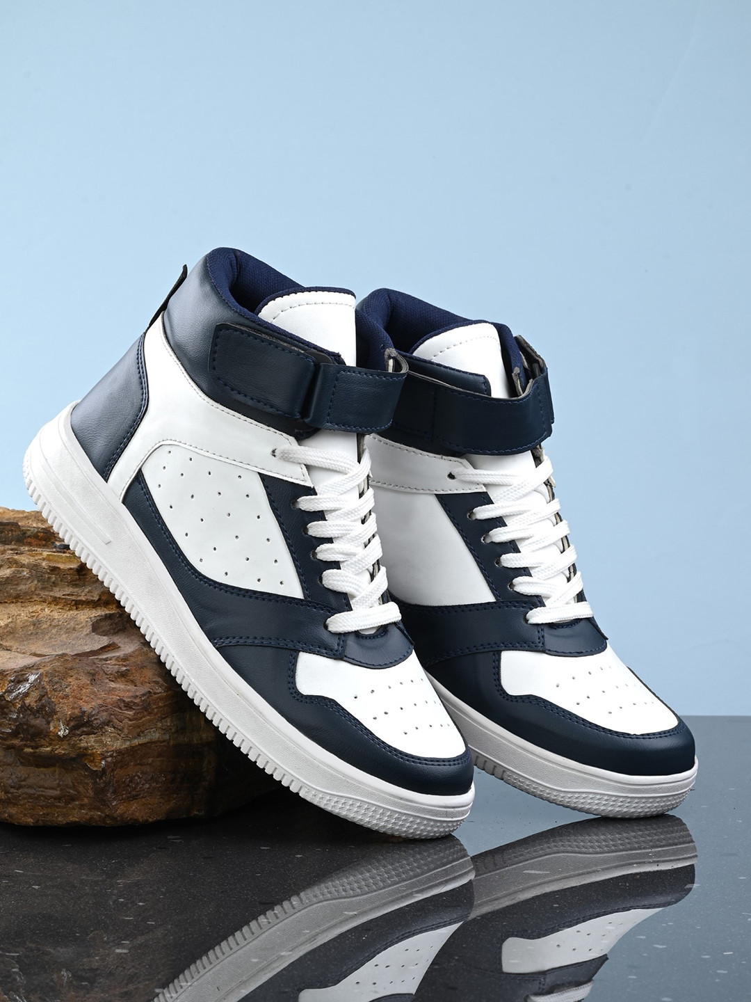 The Roadster Lifestyle Co. Men White & Navy Blue Mid Top Colorblocked Lightweight Sneakers
