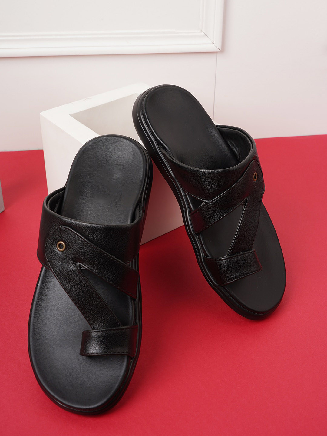 SAPATOS Men Textured One Toe Comfort Sandals