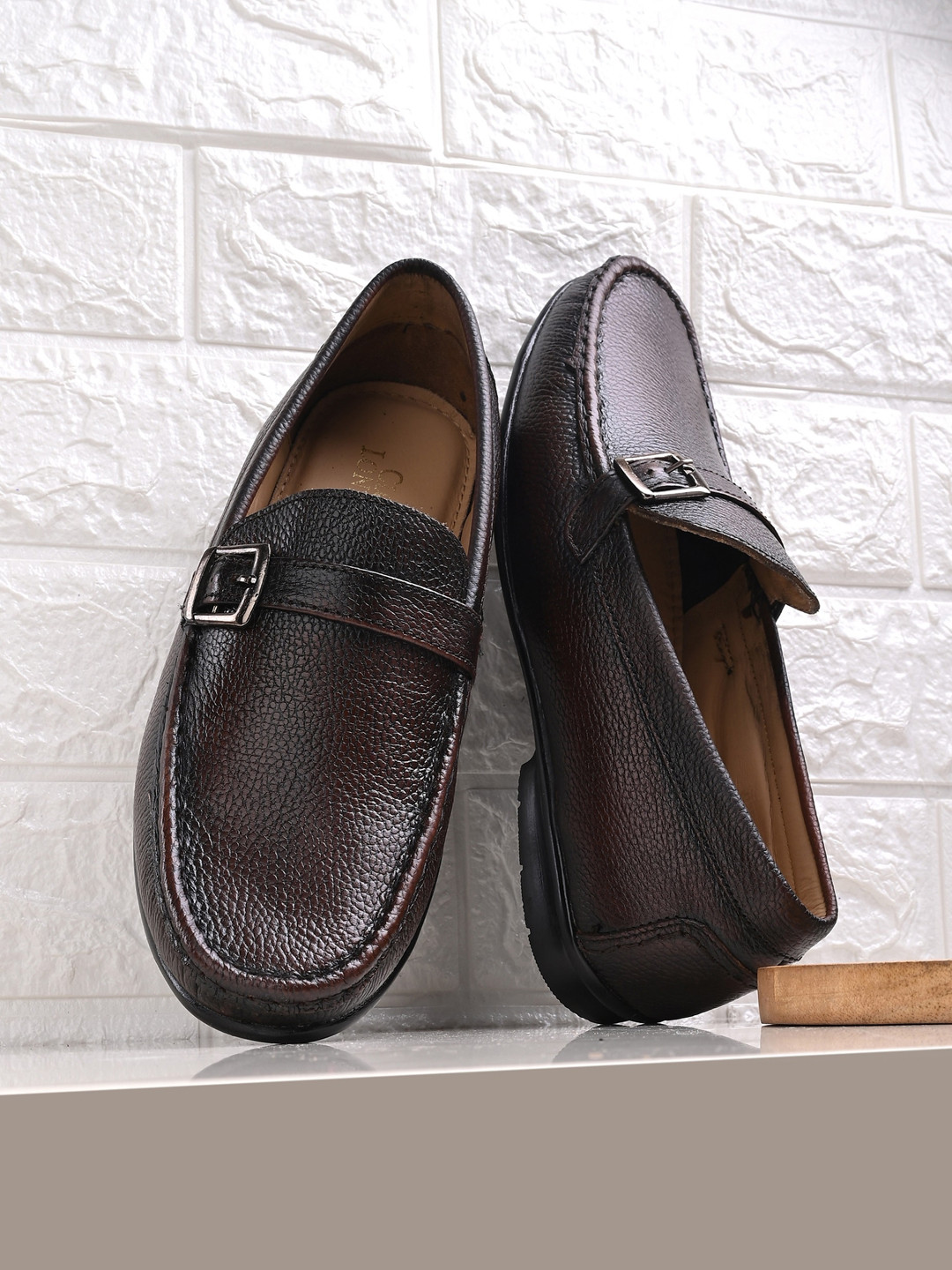 CLOG LONDON Men Textured Leather Penny Loafers With Buckles