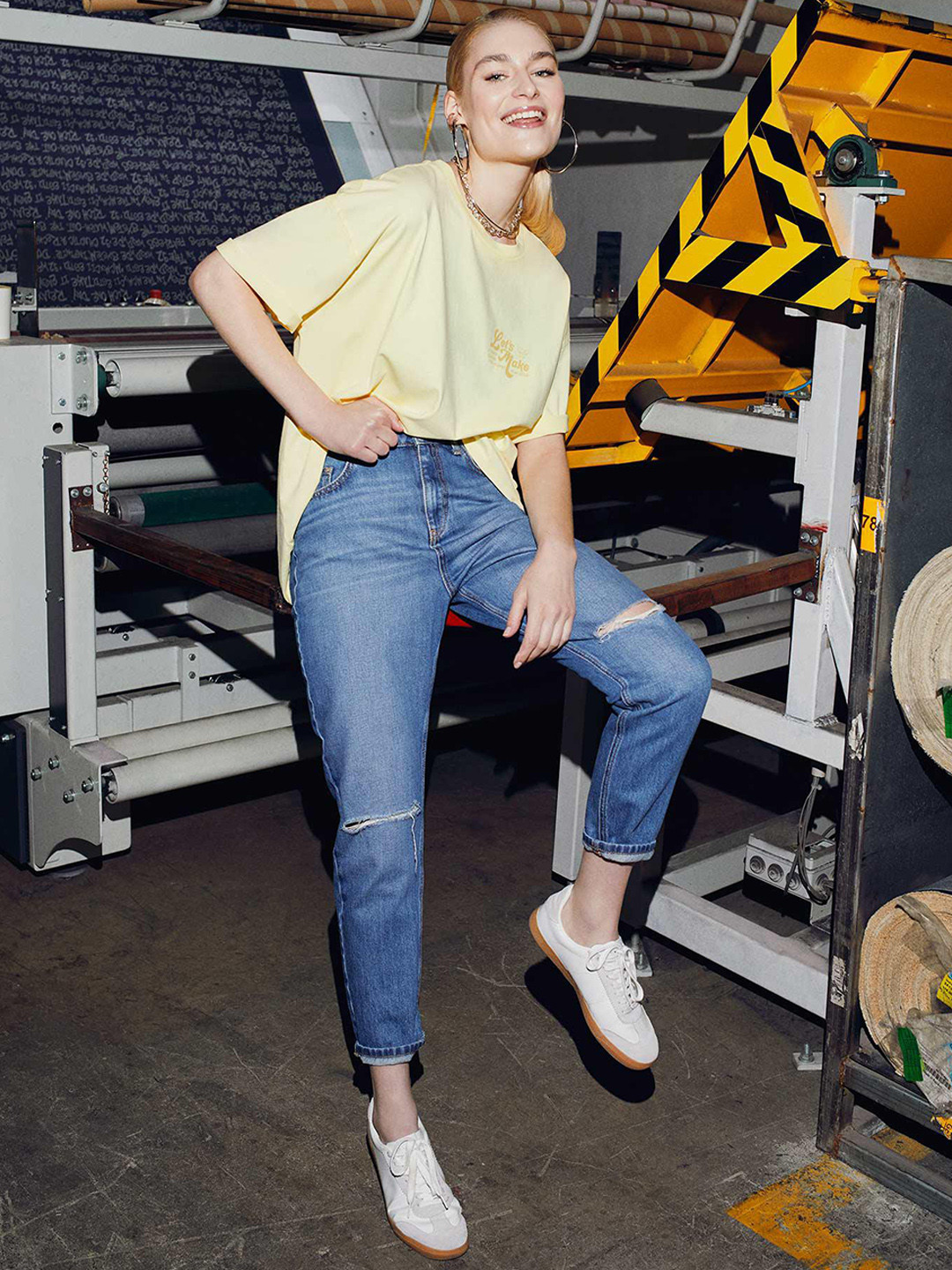 DeFacto Women Mom Fit Slash Knee High-Rise Light Fade Jeans