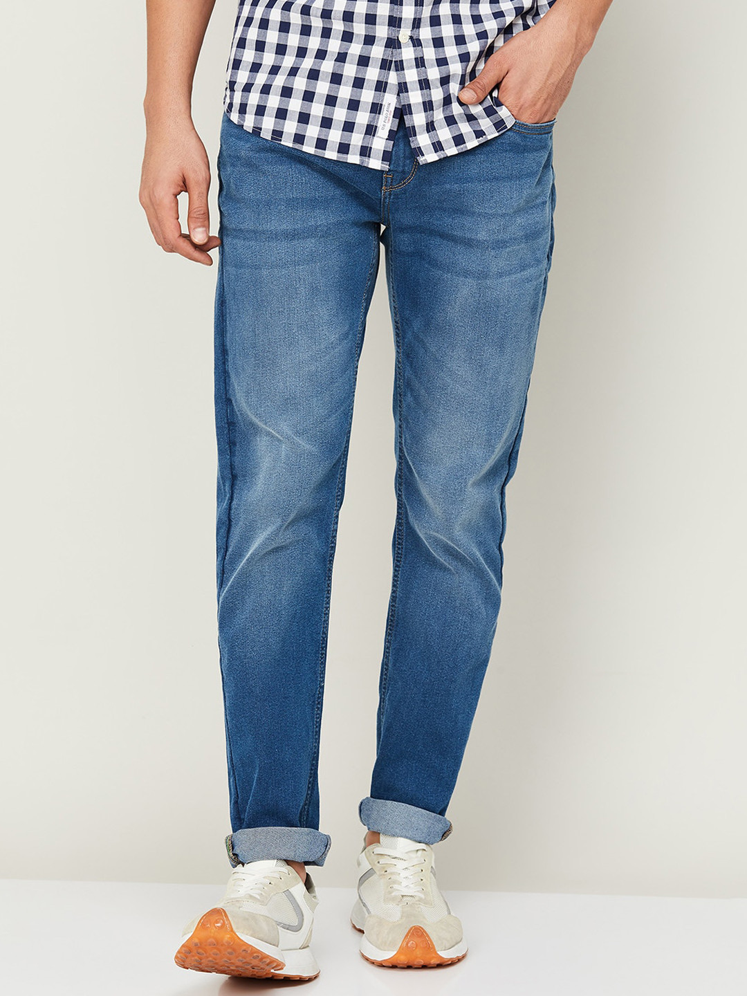 Bossini Men Mid Rise Clean Look Light Fade Whiskers Skinny Fit Stretchable Jeans
