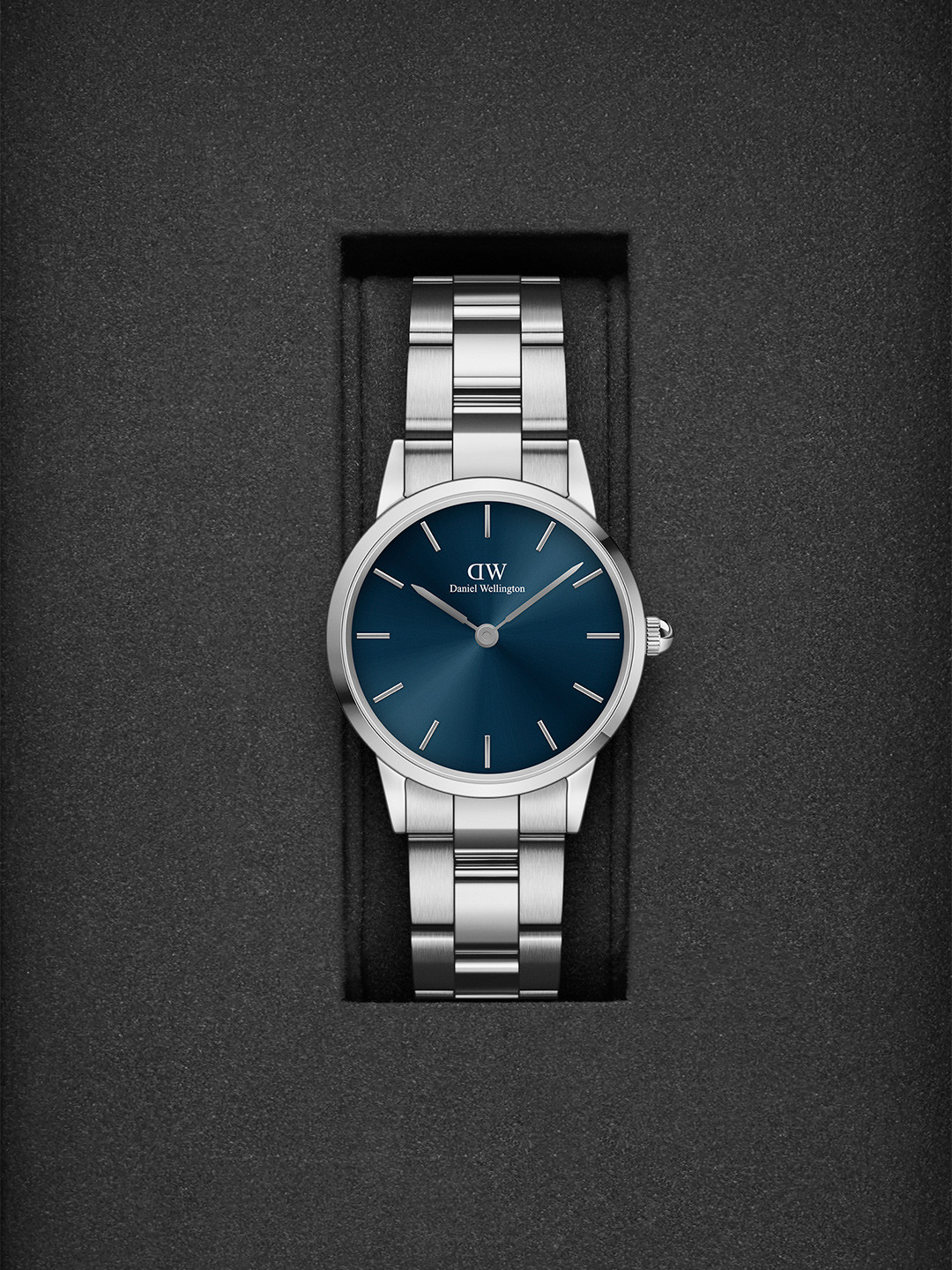 Daniel Wellington Women Iconic Link Arctic Round Analogue Watch- DW00100457