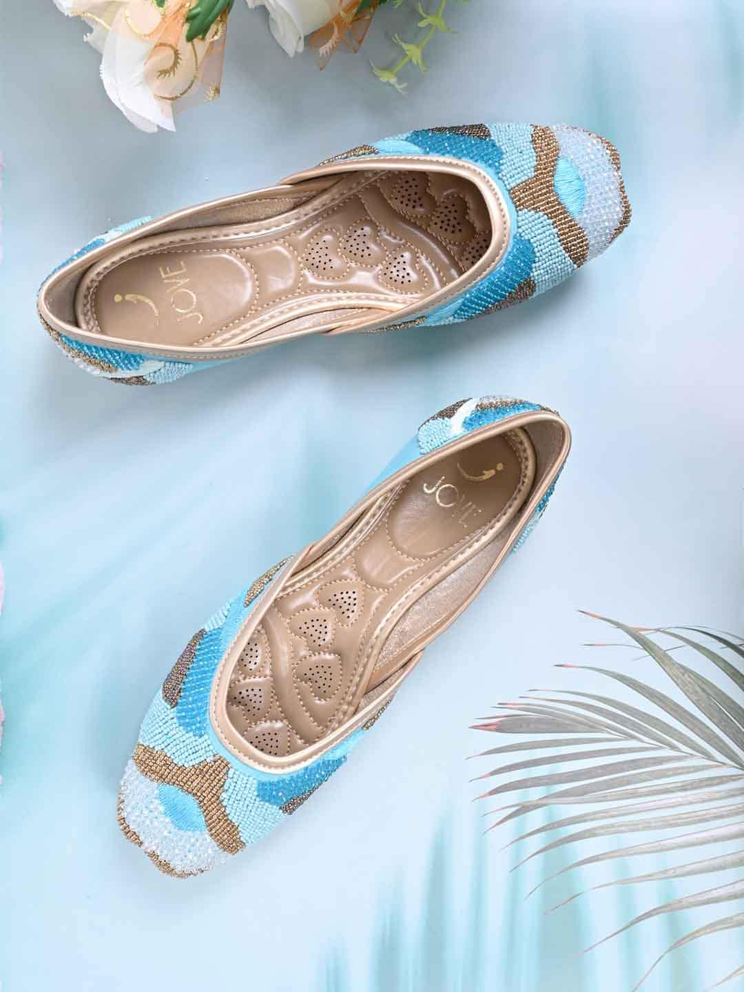 Jove Women Embellished Ethnic Fabric Mojaris