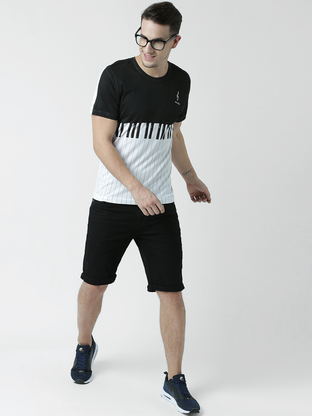 Huetrap Men White and Black Printed Round Neck T-shirt