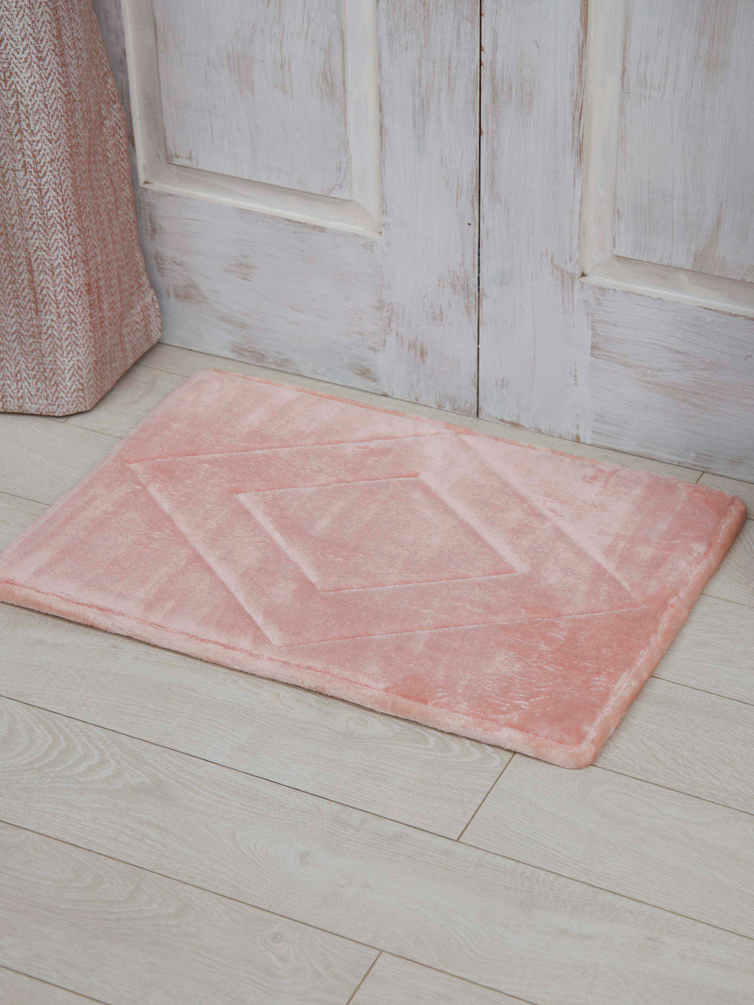 Ariana Pink & White Geomtric Design 2000GSM Anti Skid Bathmat