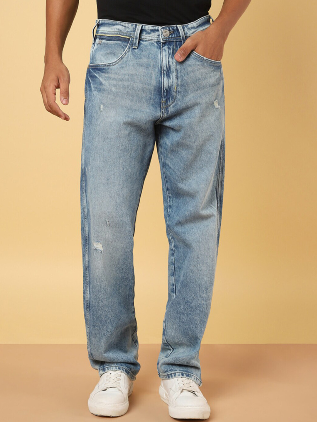 Wrangler Men Low-Rise Low Distress Heavy Fade Stretchable Cotton Jeans