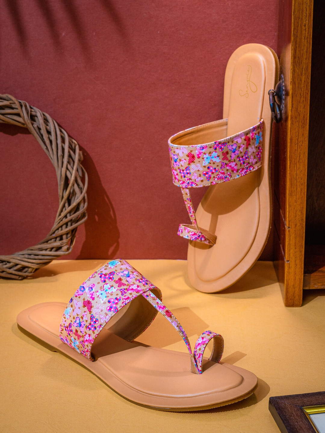 Sangria Gold-Toned And Pink Printed One Toe Flats