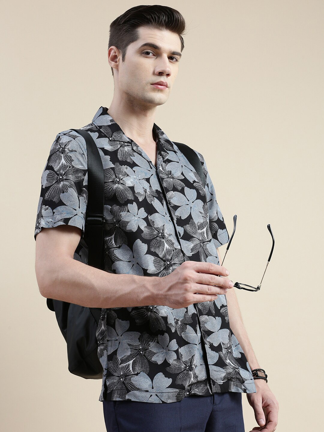 INVICTUS Men Black Comfort Slim Fit Floral Printed Shirt