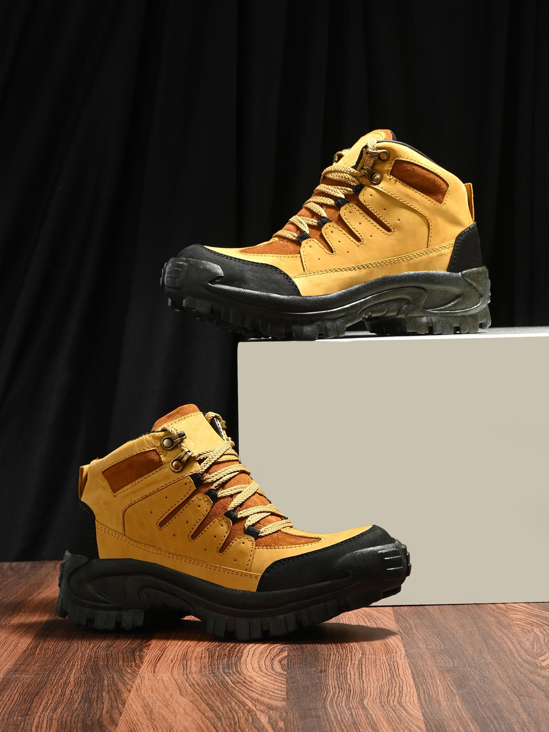 Hundo P Men Mid Top Comfort Insole Contrast Sole Trekking Shoes