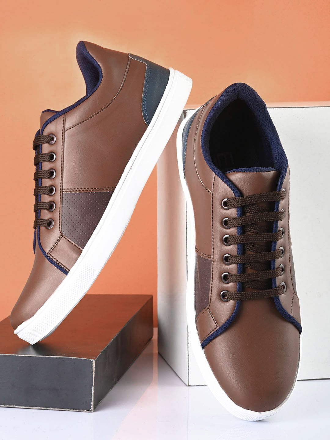 ELIXIR MAN Men Padded Insole Lightweight Contrast Sole Sneakers