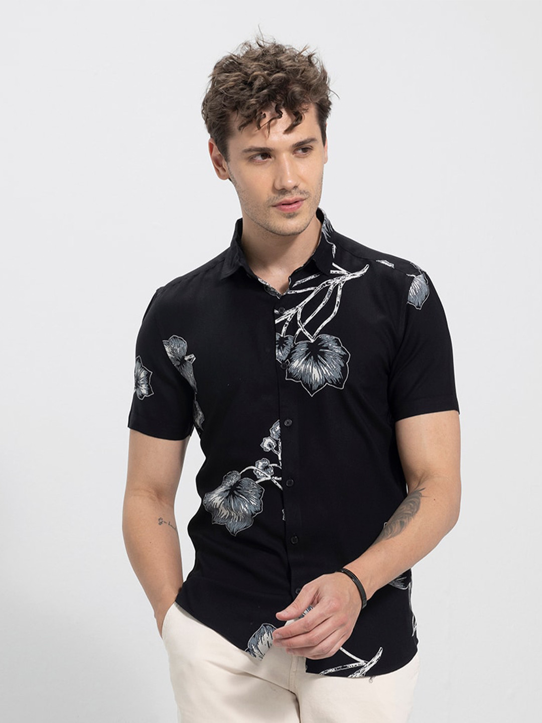 Snitch Black & White Classic Slim Fit Floral Printed Spread Collar Casual Shirt
