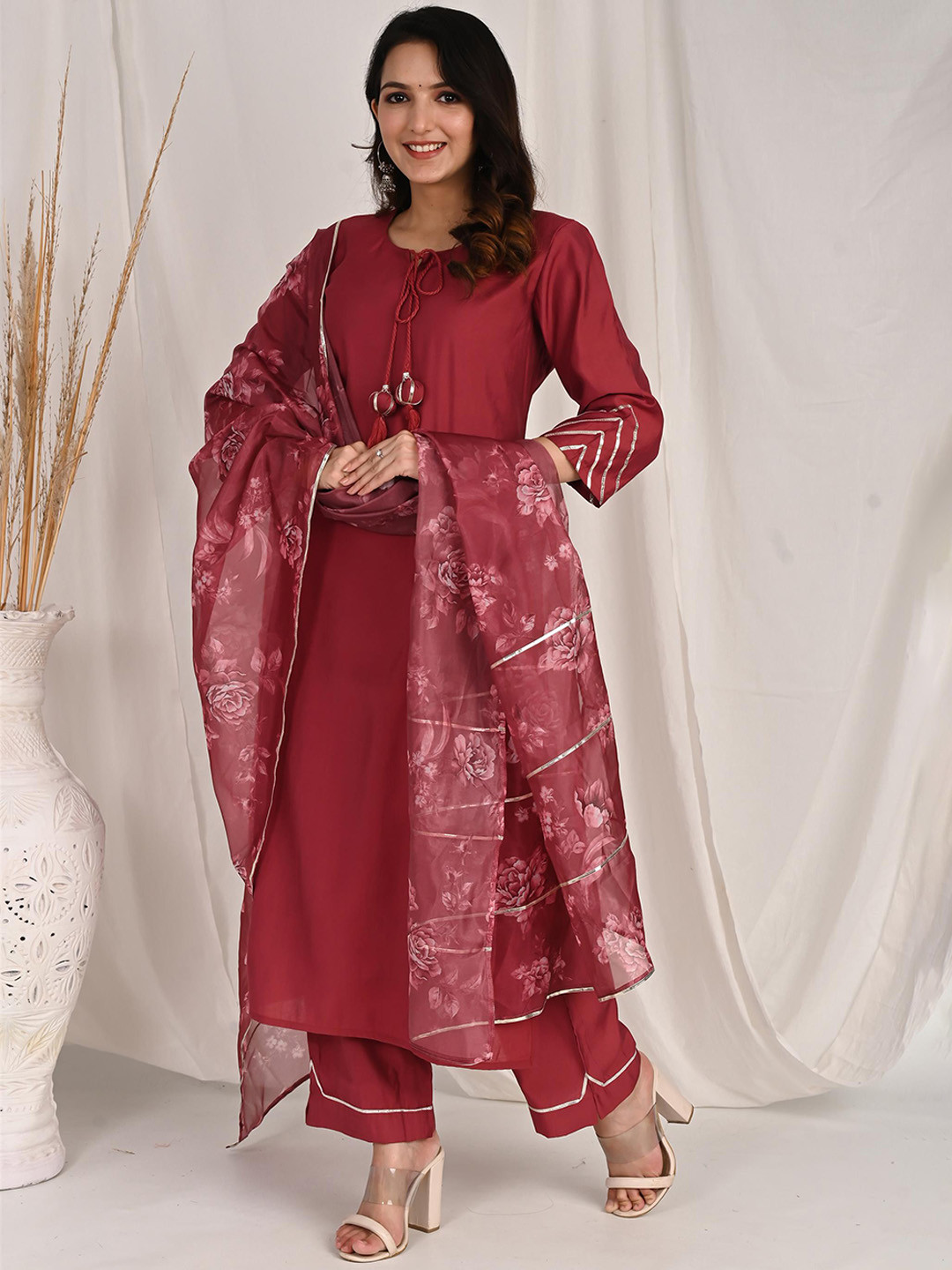 Do Dhaage Key Hole Neck Regular Straight Kurta With Palazzos & Dupatta