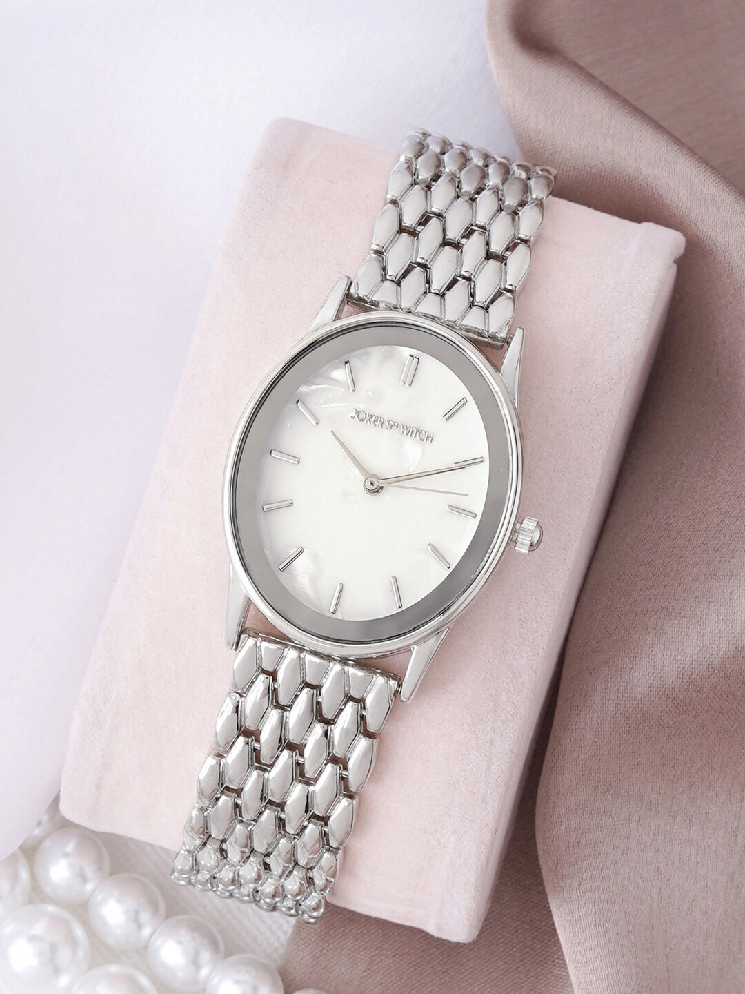 JOKER & WITCH Women Textured Dial & Bracelet Style Straps Analogue Watch AMWW732