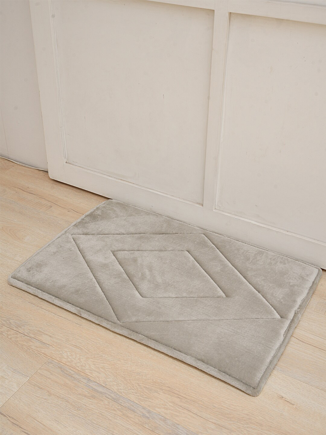 Ariana Grey Textured 2000 GSM Memory Foam Anti-Skid Bathmat