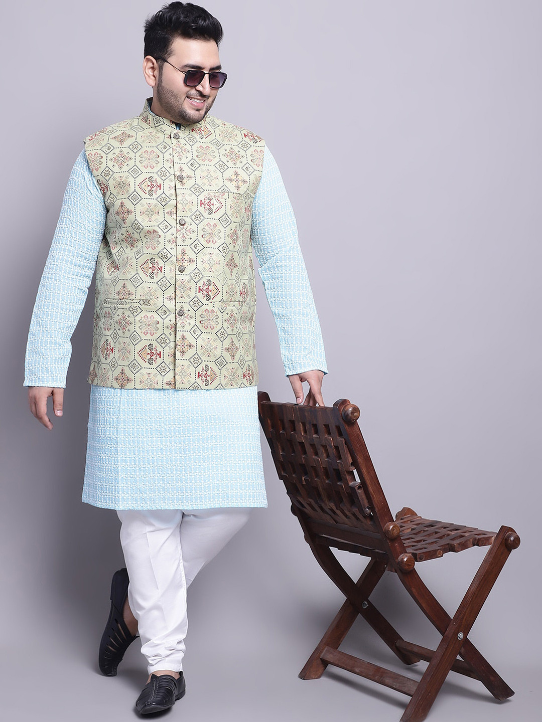SOJANYA PLUS Floral Embroidered Regular Pure Cotton Kurta with Pyjamas