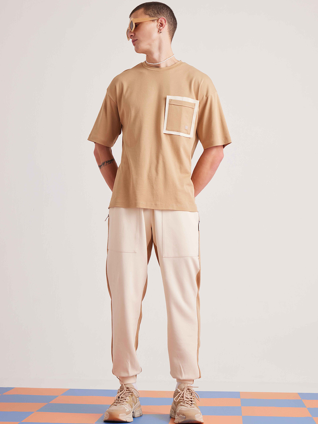 Muvazo Relaxed Fit T-shirt With Joggers