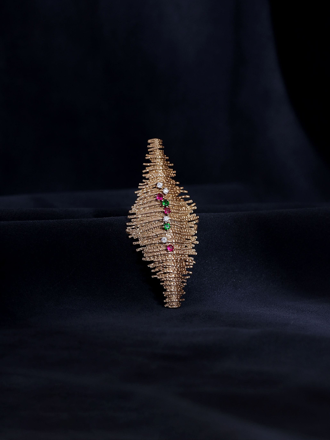 COSA NOSTRAA Men Stone-Studded Bird Nest Shaped Textured Brass Brooch