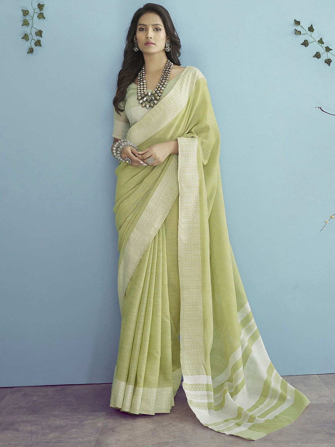 Satrani Green & Gold-Toned Woven DesignBorder Zari Saree