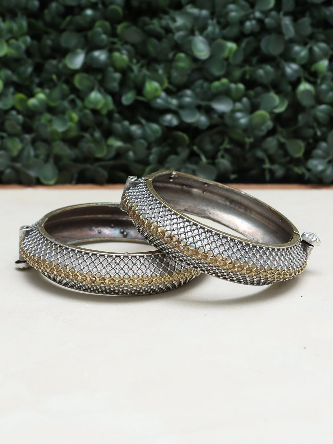 Ozanoo Set Of 2 Gold-plated Lookalike Openable Bangles