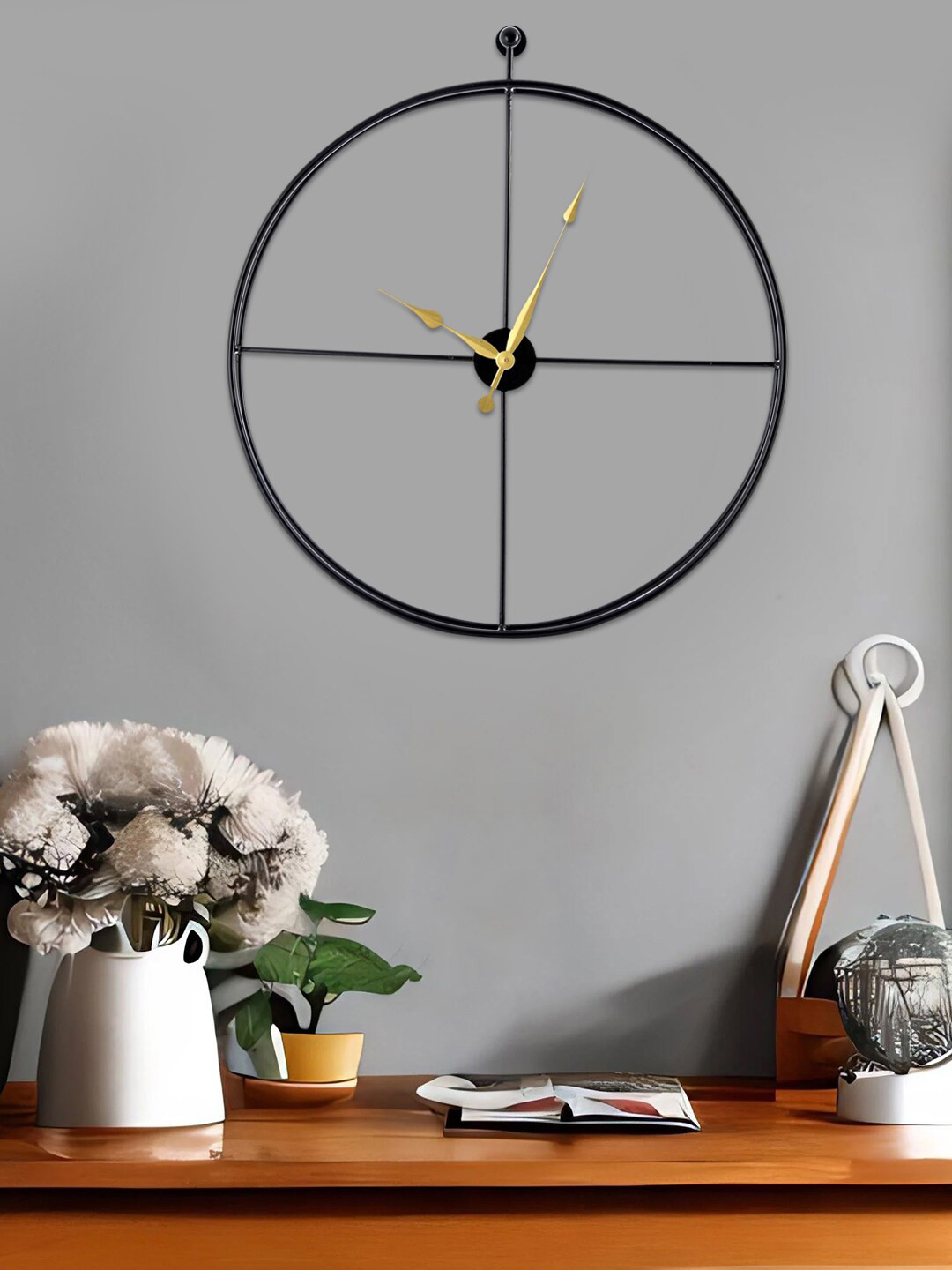 Aapno Rajasthan Black Numberless Analogue Contemporary Wall Clock