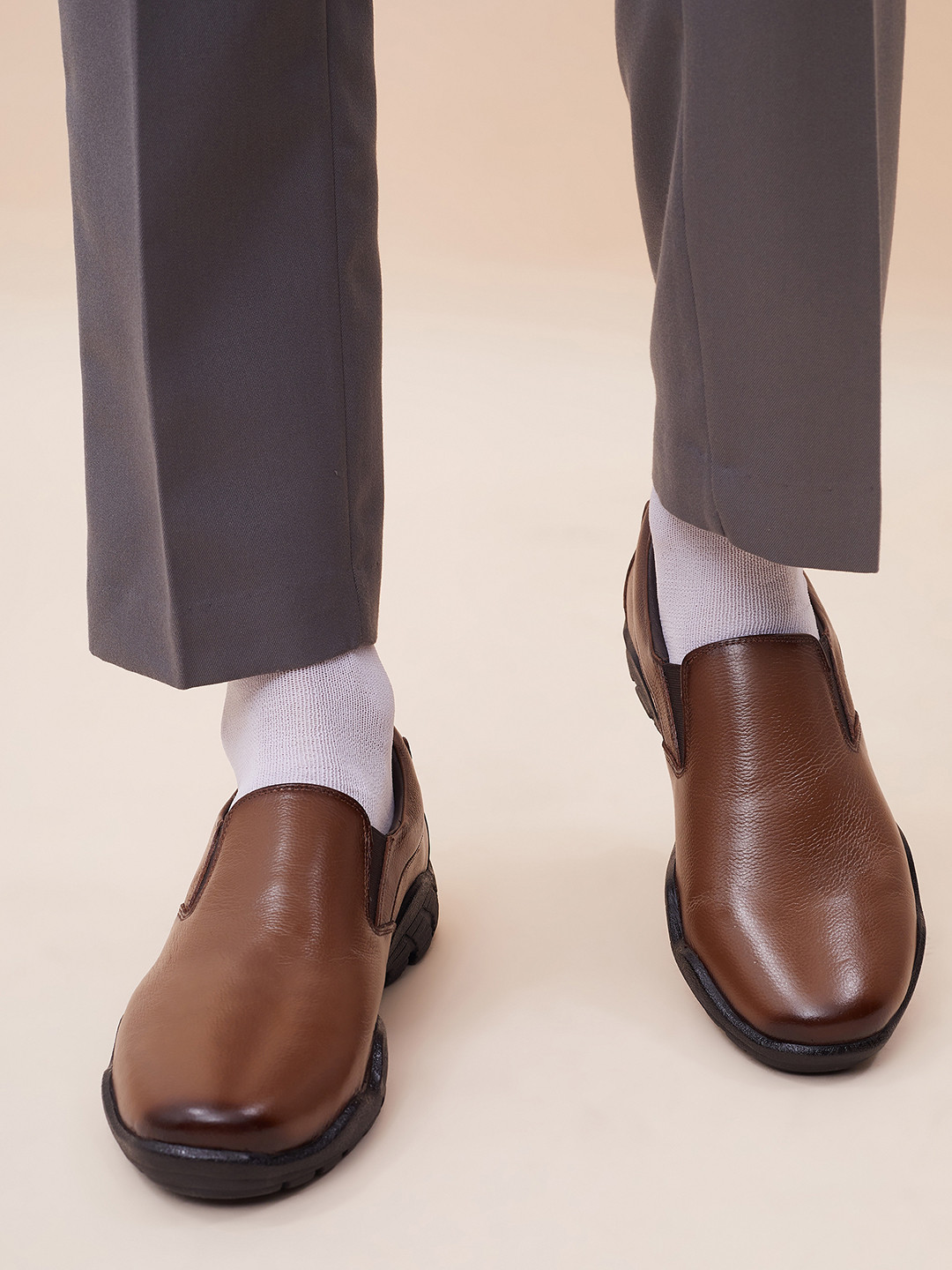 Hitz Men Lightweight Leather Contrast Sole Loafers