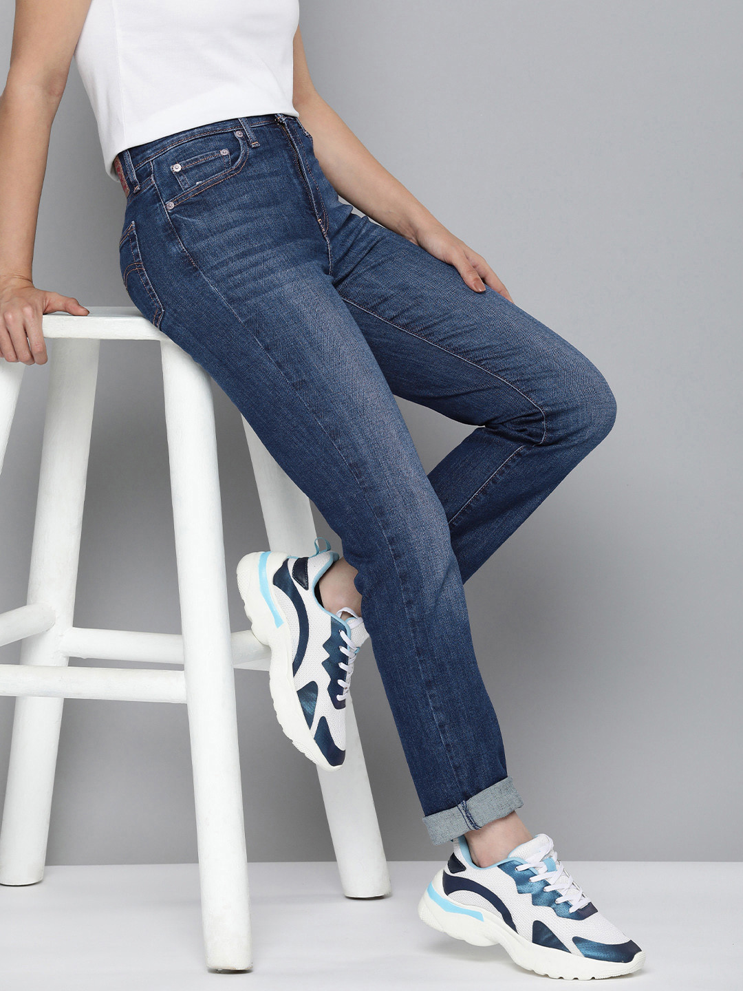 Levis Women 724 Straight Fit High-Rise Light Fade Stretchable Jeans