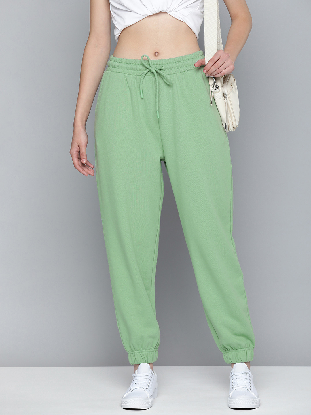 Levis Women Solid Mid-Rise Loose Tapered Fit Joggers