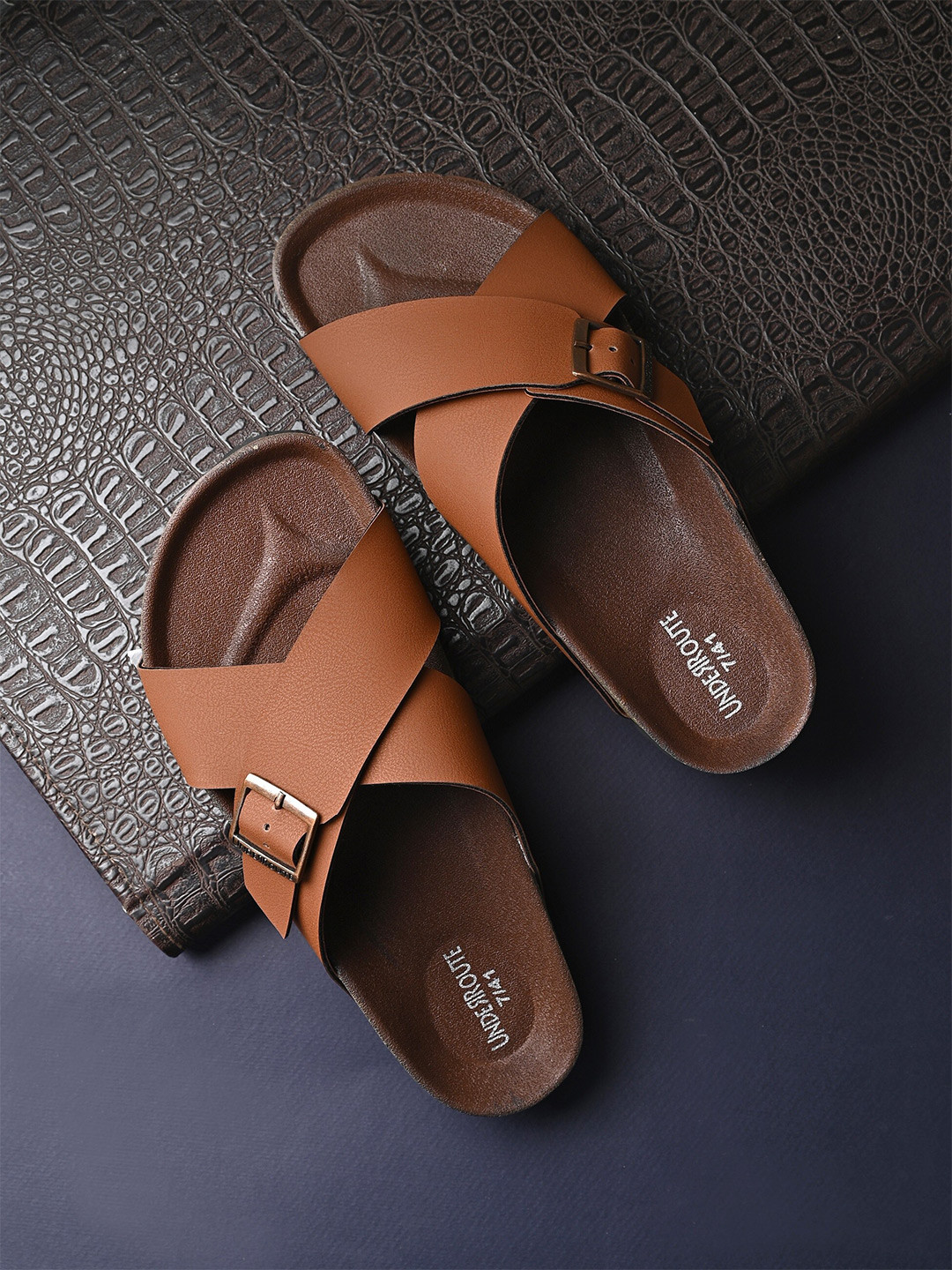 UNDERROUTE Men Cross Strap Comfort Sandals With Buckle Detail