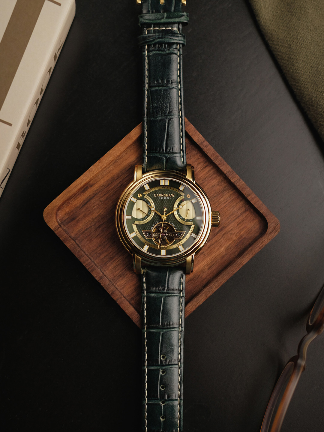 EARNSHAW Men Brass Dial & Leather Bracelet Style Straps Analogue WatchES-8184-04