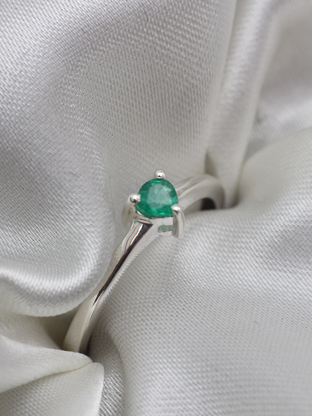 HIFLYER JEWELS 92.5 Sterling Silver Emerald Finger Ring